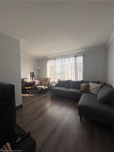 5-245 Mohawk Road E, Hamilton, ON - Indoor Photo Showing Living Room