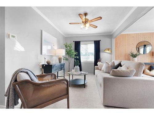 4407 Ontario Street, Lincoln, ON - Indoor Photo Showing Living Room