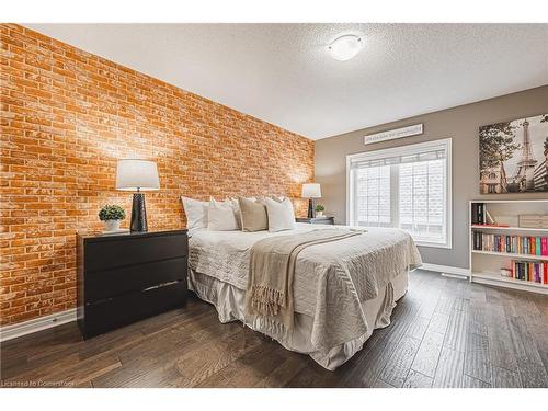 4-2220 Queensway Drive, Burlington, ON - Indoor Photo Showing Bedroom