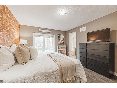 4-2220 Queensway Drive, Burlington, ON - Indoor Photo Showing Bedroom