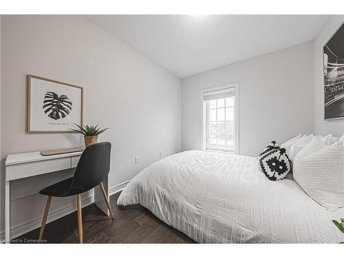 4-2220 Queensway Drive, Burlington, ON - Indoor Photo Showing Bedroom