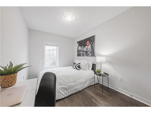 4-2220 Queensway Drive, Burlington, ON - Indoor Photo Showing Bedroom