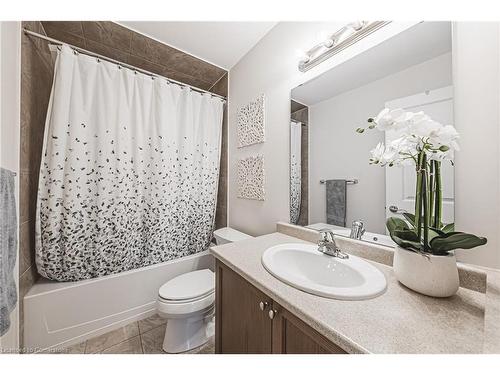 4-2220 Queensway Drive, Burlington, ON - Indoor Photo Showing Bathroom