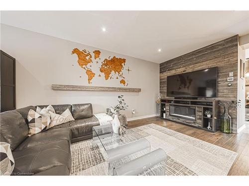 4-2220 Queensway Drive, Burlington, ON - Indoor Photo Showing Living Room