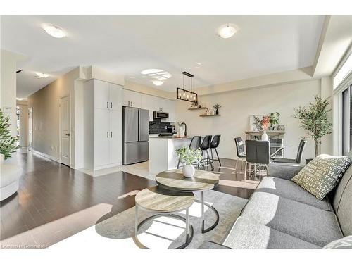 7 Freedom Crescent, Mount Hope, ON - Indoor Photo Showing Living Room