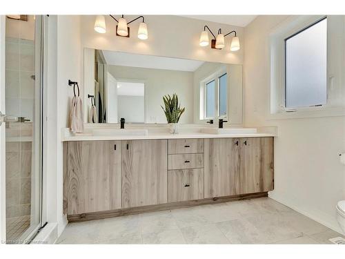 7 Freedom Crescent, Mount Hope, ON - Indoor Photo Showing Bathroom