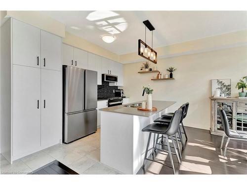 7 Freedom Crescent, Mount Hope, ON - Indoor Photo Showing Kitchen