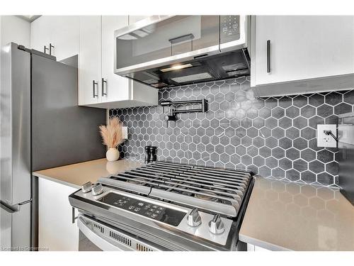 7 Freedom Crescent, Mount Hope, ON - Indoor Photo Showing Kitchen