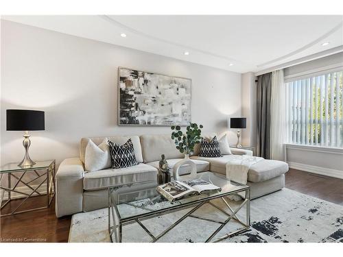 176-1221 Dundix Road, Mississauga, ON - Indoor Photo Showing Living Room