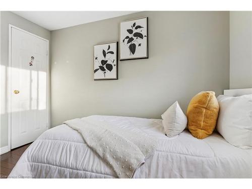 176-1221 Dundix Road, Mississauga, ON - Indoor Photo Showing Bedroom