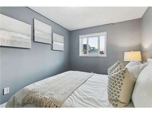 176-1221 Dundix Road, Mississauga, ON - Indoor Photo Showing Bedroom