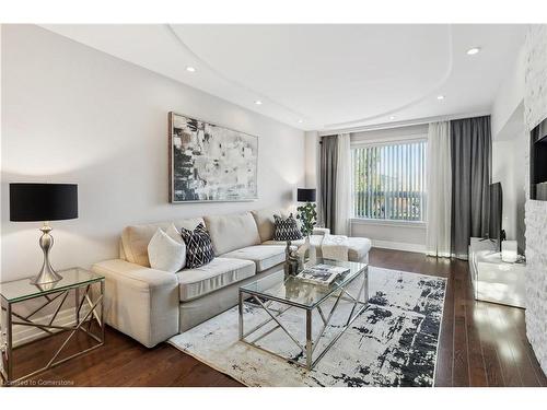 176-1221 Dundix Road, Mississauga, ON - Indoor Photo Showing Living Room