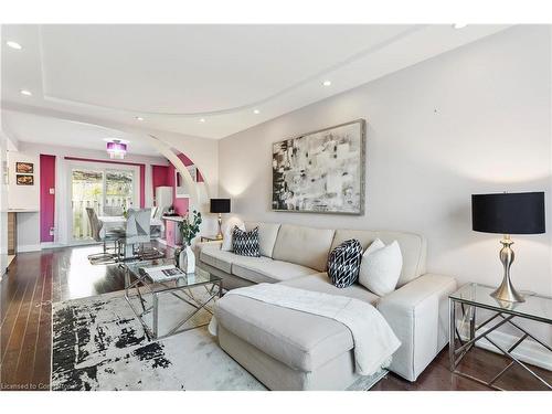 176-1221 Dundix Road, Mississauga, ON - Indoor Photo Showing Living Room