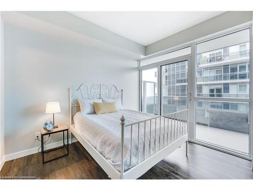 1808-2087 Fairview Street, Burlington, ON - Indoor Photo Showing Bedroom