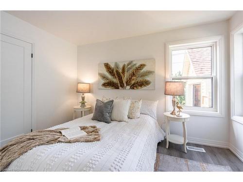 85 Walter Avenue N, Hamilton, ON - Indoor Photo Showing Bedroom