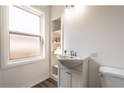 85 Walter Avenue N, Hamilton, ON - Indoor Photo Showing Bathroom