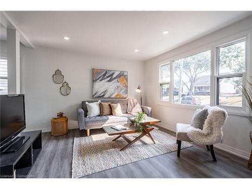 85 Walter Avenue N, Hamilton, ON - Indoor Photo Showing Living Room