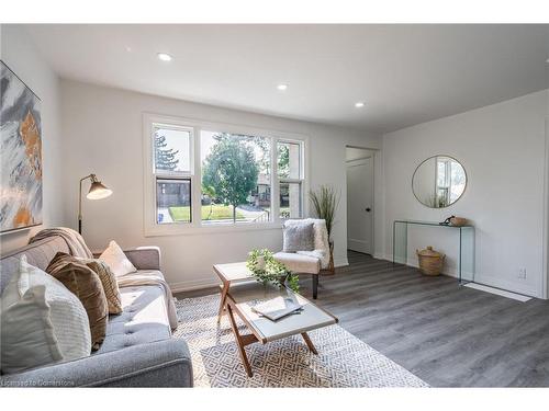 85 Walter Avenue N, Hamilton, ON - Indoor Photo Showing Living Room