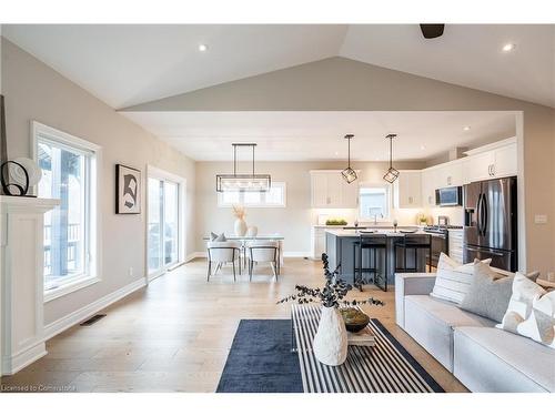 1040 Kettle Court, Fort Erie, ON - Indoor Photo Showing Living Room