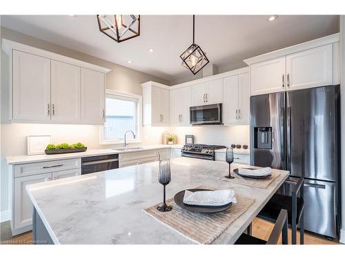 1040 Kettle Court, Fort Erie, ON - Indoor Photo Showing Kitchen With Upgraded Kitchen