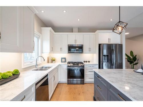 1040 Kettle Court, Fort Erie, ON - Indoor Photo Showing Kitchen With Double Sink With Upgraded Kitchen