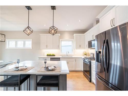 1040 Kettle Court, Fort Erie, ON - Indoor Photo Showing Kitchen With Upgraded Kitchen