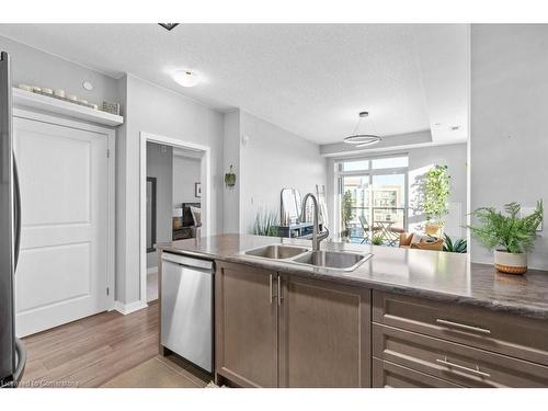 511-125 Shoreview Place, Stoney Creek, ON - Indoor Photo Showing Kitchen With Double Sink With Upgraded Kitchen