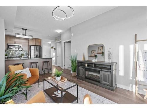 511-125 Shoreview Place, Stoney Creek, ON - Indoor Photo Showing Living Room