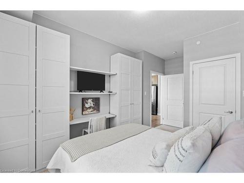 511-125 Shoreview Place, Stoney Creek, ON - Indoor Photo Showing Bedroom