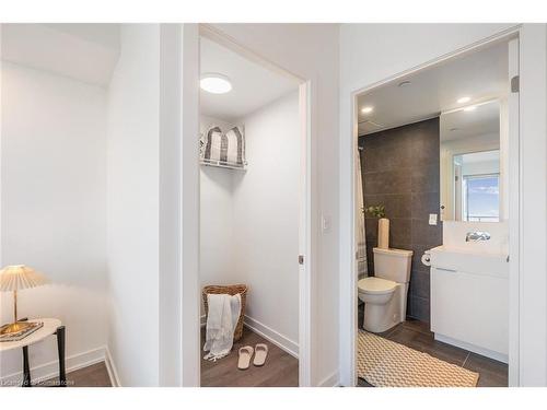 1203-370 Martha Street, Burlington, ON - Indoor Photo Showing Bathroom