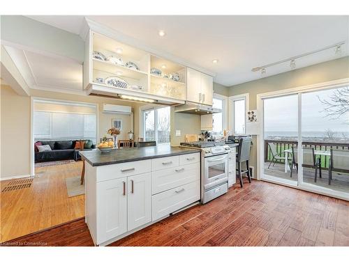 805 Ridge Road, Stoney Creek, ON - Indoor Photo Showing Kitchen With Upgraded Kitchen