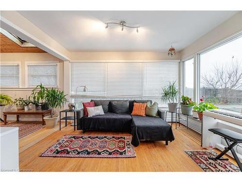 805 Ridge Road, Stoney Creek, ON - Indoor Photo Showing Living Room