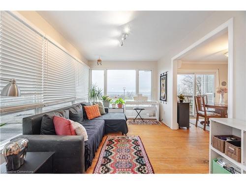 805 Ridge Road, Stoney Creek, ON - Indoor Photo Showing Living Room