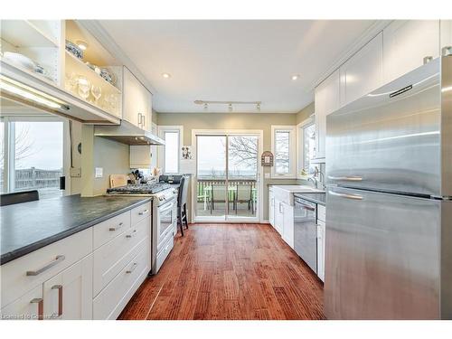 805 Ridge Road, Stoney Creek, ON - Indoor Photo Showing Kitchen With Upgraded Kitchen