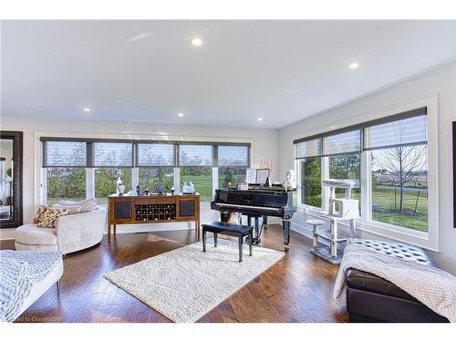 322 Russ Road, Grimsby, ON - Indoor Photo Showing Living Room