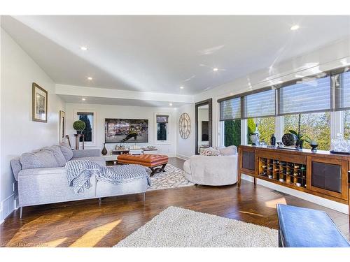 322 Russ Road, Grimsby, ON - Indoor Photo Showing Living Room