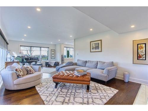 322 Russ Road, Grimsby, ON - Indoor Photo Showing Living Room