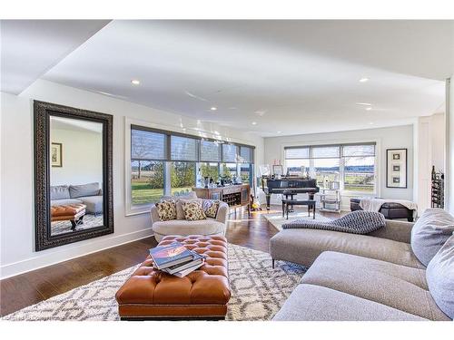 322 Russ Road, Grimsby, ON - Indoor Photo Showing Living Room