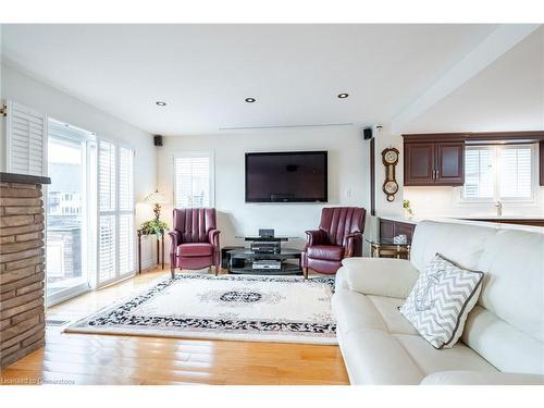 67 Sunvale Place, Stoney Creek, ON - Indoor Photo Showing Living Room