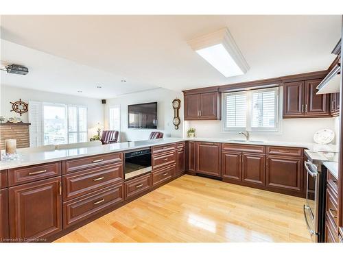 67 Sunvale Place, Stoney Creek, ON - Indoor Photo Showing Kitchen With Upgraded Kitchen