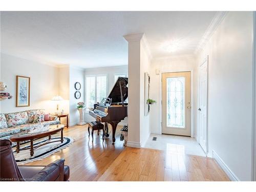 67 Sunvale Place, Stoney Creek, ON - Indoor Photo Showing Living Room