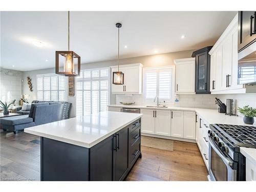 8 Cesar Place, Ancaster, ON - Indoor Photo Showing Kitchen With Upgraded Kitchen