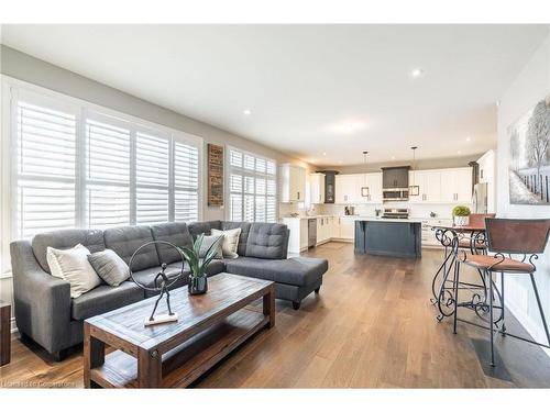 8 Cesar Place, Ancaster, ON - Indoor Photo Showing Living Room