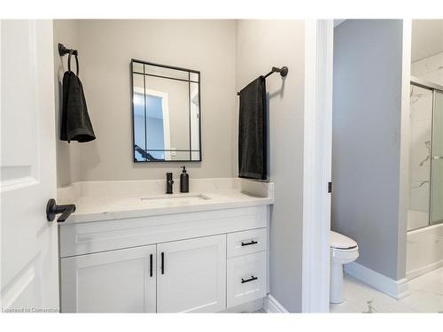 8 Cesar Place, Ancaster, ON - Indoor Photo Showing Bathroom