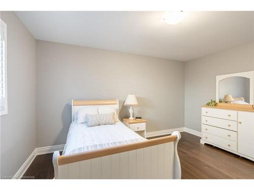 8 Cesar Place, Ancaster, ON - Indoor Photo Showing Bedroom