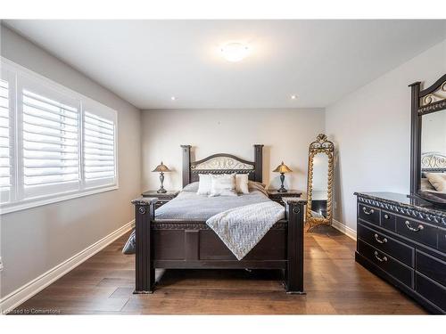 8 Cesar Place, Ancaster, ON - Indoor Photo Showing Bedroom