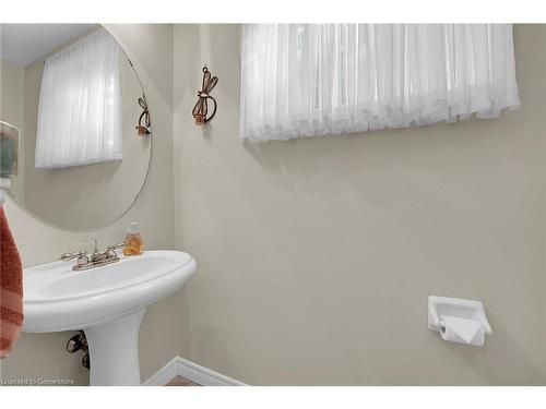 24 Jeanette Avenue, Grimsby, ON - Indoor Photo Showing Bathroom