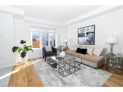 122 Munro Circle, Brantford, ON - Indoor Photo Showing Living Room