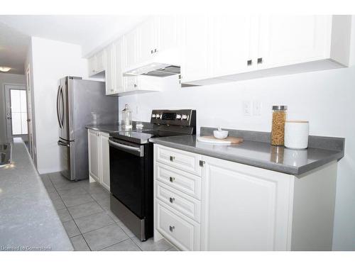 122 Munro Circle, Brantford, ON - Indoor Photo Showing Kitchen