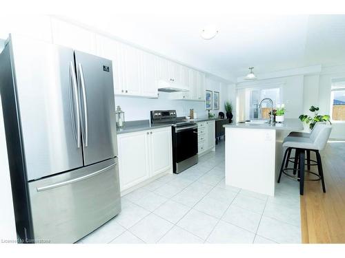 122 Munro Circle, Brantford, ON - Indoor Photo Showing Kitchen With Upgraded Kitchen